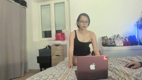 dolly2425 online show from April 13, 2026, 10:37 pm