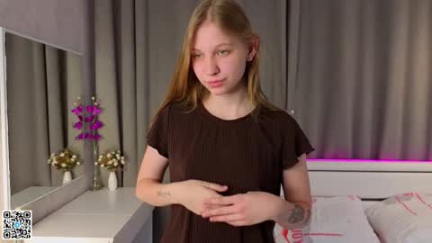 Snapshot of dollyburruss chatting on October 5, 2025, 6:39 pm Emilia online show from October 5, 2025, 6:39 pm