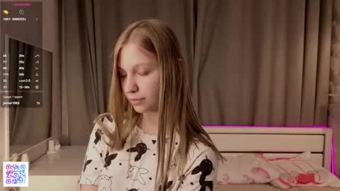 Snapshot of dollyburruss chatting on October 23, 2025, 6:17 pm Emilia online show from October 23, 2025, 6:17 pm