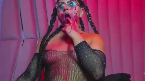 dollyjuicy1 online show from October 25, 2025, 7:38 am