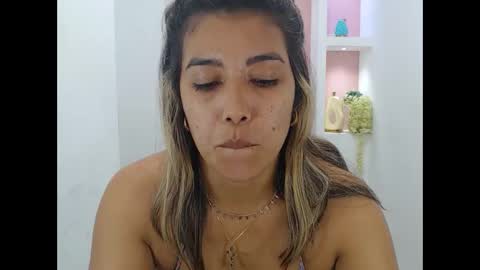 Snapshot of dona_tella chatting on September 11, 2025, 4:40 pm dona_tella online show from September 11, 2025, 4:40 pm