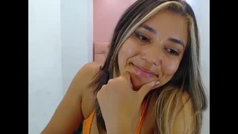 dona_tella online show from September 24, 2025, 4:43 pm