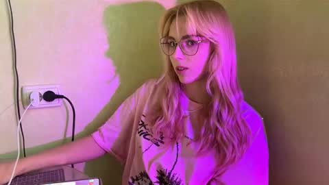 Snapshot of donettastrowbridge chatting on October 6, 2025, 10:45 am Karolina online show from October 6, 2025, 10:45 am