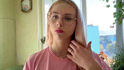 Snapshot of donettastrowbridge chatting on October 7, 2025, 11:40 am Karolina online show from October 7, 2025, 11:40 am