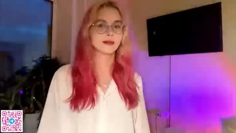 Snapshot of donettastrowbridge chatting on October 26, 2025, 1:50 pm Karolina online show from October 26, 2025, 1:50 pm