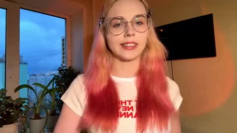 Snapshot of donettastrowbridge chatting on November 2, 2025, 1:13 pm Karolina online show from November 2, 2025, 1:13 pm