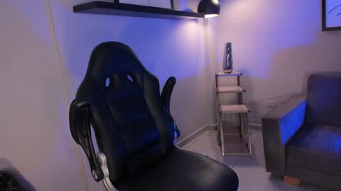  Donna Stonne  online show from January 21, 2025, 7:17 pm