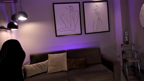  Donna Stonne  online show from February 3, 2025, 7:00 pm