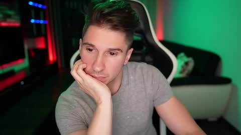 Dorian Reyes online show from October 24, 2025, 9:33 pm