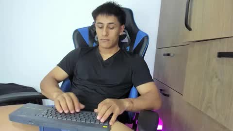 dorman_boy online show from November 25, 2025, 2:44 am