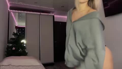 MOLLYYYY dont forget to give me a thumb up online show from December 21, 2024, 2:52 am