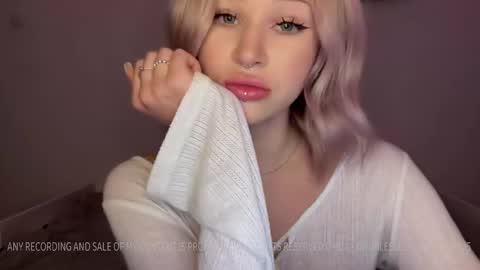 Snapshot of doublesees chatting on January 13, 2025, 11:30 am MOLLYYYY dont forget to give me a thumb up online show from January 13, 2025, 11:30 am