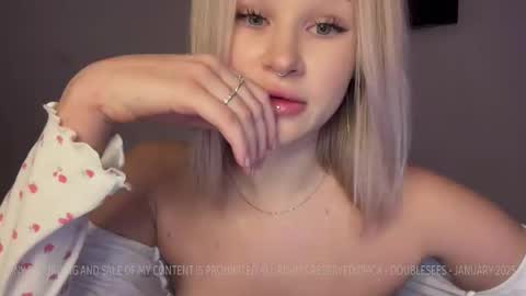 MOLLYYYY dont forget to give me a thumb up online show from January 19, 2025, 10:06 pm