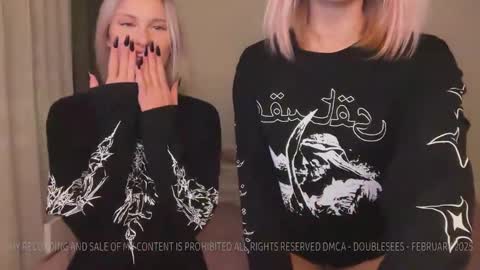 Snapshot of doublesees chatting on March 12, 2025, 2:01 pm MOLLYYYY dont forget to give me a thumb up online show from March 12, 2025, 2:01 pm