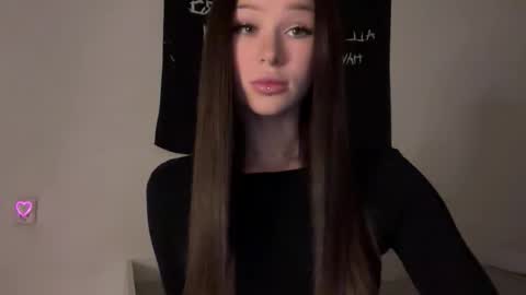 Snapshot of doublesees chatting on October 9, 2025, 12:58 pm MOLLYYYY dont forget to give me a thumb up online show from October 9, 2025, 12:58 pm