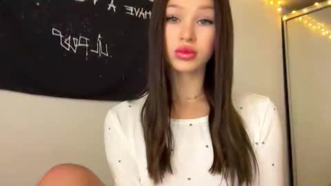 Snapshot of doublesees chatting on November 1, 2025, 6:04 am MOLLYYYY dont forget to give me a thumb up online show from November 1, 2025, 6:04 am