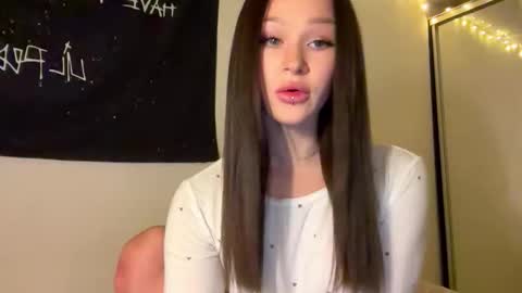 Snapshot of doublesees chatting on November 3, 2025, 1:34 pm MOLLYYYY dont forget to give me a thumb up online show from November 3, 2025, 1:34 pm