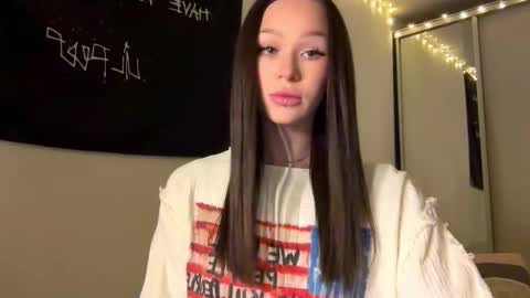 Snapshot of doublesees chatting on November 4, 2025, 12:37 pm MOLLYYYY dont forget to give me a thumb up online show from November 4, 2025, 12:37 pm