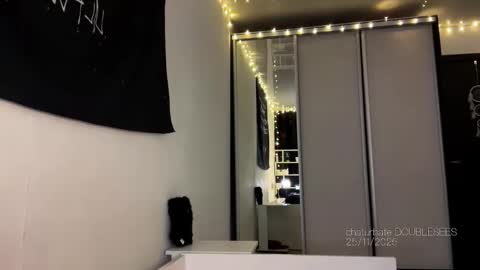 Snapshot of doublesees chatting on November 25, 2025, 9:31 am MOLLYYYY dont forget to give me a thumb up online show from November 25, 2025, 9:31 am