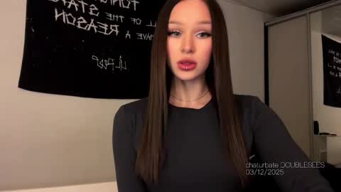 Snapshot of doublesees chatting on December 3, 2025, 2:59 pm MOLLYYYY dont forget to give me a thumb up online show from December 3, 2025, 2:59 pm