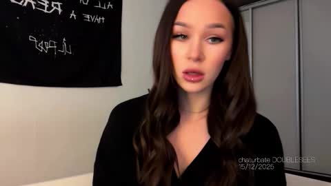 Snapshot of doublesees chatting on December 15, 2025, 6:06 am MOLLYYYY dont forget to give me a thumb up online show from December 15, 2025, 6:06 am