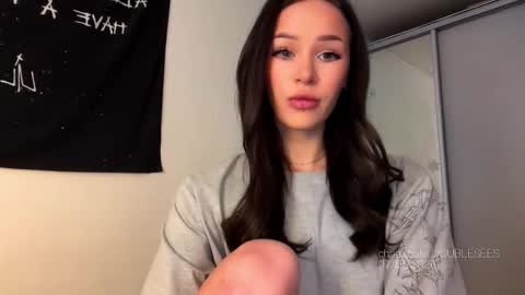 Snapshot of doublesees chatting on January 8, 2026, 4:26 am MOLLYYYY dont forget to give me a thumb up online show from January 8, 2026, 4:26 am