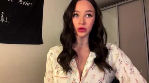 Snapshot of doublesees chatting on January 15, 2026, 2:27 am MOLLYYYY dont forget to give me a thumb up online show from January 15, 2026, 2:27 am