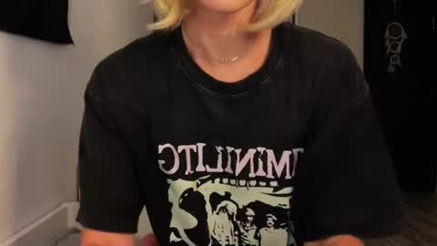 MOLLYYYY dont forget to give me a thumb up online show from June 20, 2026, 1:14 pm