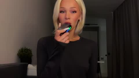 MOLLYYYY dont forget to give me a thumb up online show from June 25, 2026, 1:37 pm