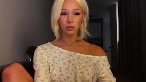 MOLLYYYY dont forget to give me a thumb up online show from July 1, 2026, 2:18 pm