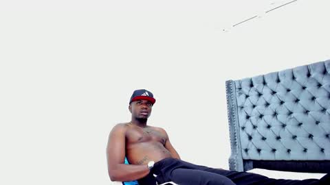 DOUGLAS online show from October 17, 2025, 1:57 pm