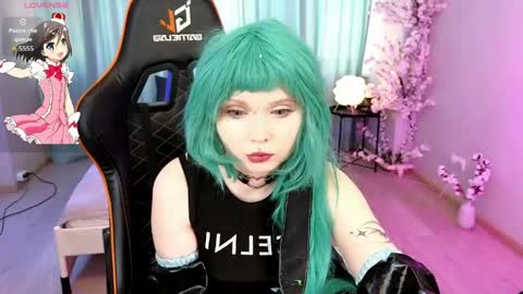 Snapshot of draculaura_ chatting on May 17, 2026, 10:22 am Draculaura online show from May 17, 2026, 10:22 am