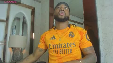 ---Drake--- online show from December 4, 2025, 3:32 pm