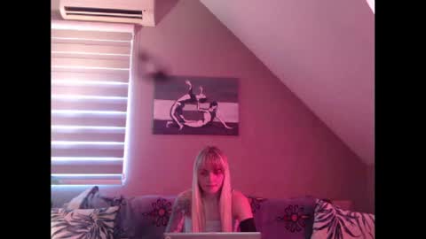 A girl online show from February 5, 2025, 8:00 am