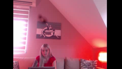 Snapshot of dreamcatcherfantasy chatting on September 30, 2025, 7:24 am A girl online show from September 30, 2025, 7:24 am