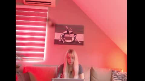 Snapshot of dreamcatcherfantasy chatting on October 10, 2025, 7:29 am A girl online show from October 10, 2025, 7:29 am