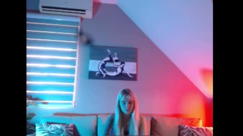 Snapshot of dreamcatcherfantasy chatting on October 13, 2025, 7:19 am A girl online show from October 13, 2025, 7:19 am