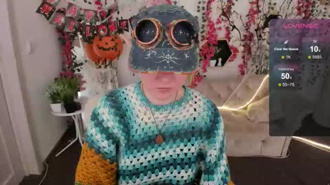 Luna online show from October 31, 2025, 8:43 pm