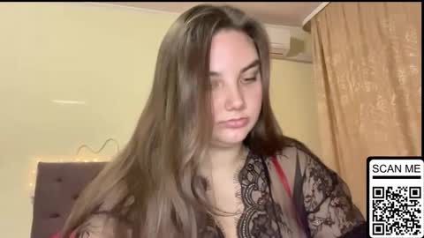 Mila online show from November 10, 2025, 3:33 pm