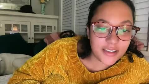 RIRI OR DREAMY online show from February 10, 2025, 2:41 am