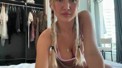 Snapshot of dreamyylilah chatting on May 11, 2026, 11:13 pm Lilah online show from May 11, 2026, 11:13 pm