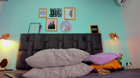 DULCE AURORA online show from February 20, 2025, 2:51 am