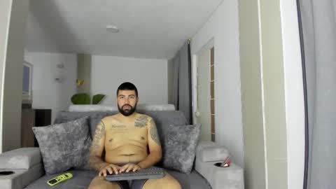 Jlozada05 online show from February 9, 2026, 3:32 am