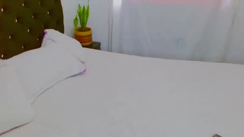 Juliana and online show from November 10, 2025, 3:44 pm