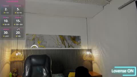 dyla_n18_ online show from September 30, 2025, 9:31 pm