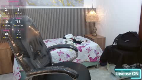 dyla_n18_ online show from October 3, 2025, 9:45 pm