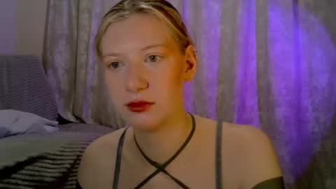 Snapshot of earn_my_lily chatting on July 11, 2026, 7:44 am Lily online show from July 11, 2026, 7:44 am