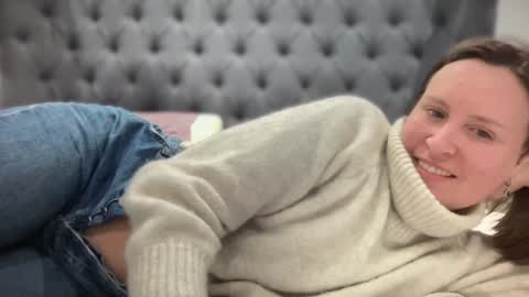 Nadia Ferreira  online show from January 21, 2025, 9:15 pm