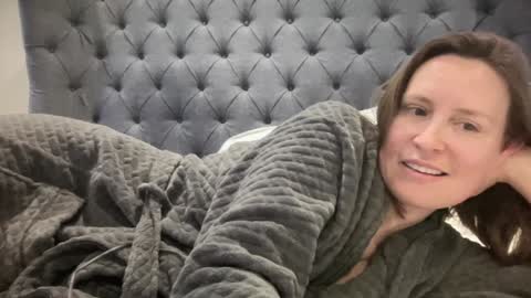 Nadia Ferreira  online show from February 26, 2025, 4:45 pm