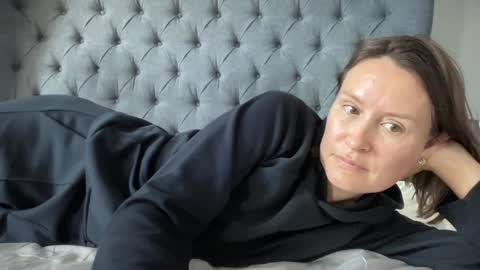 Nadia Ferreira  online show from September 30, 2025, 9:25 am